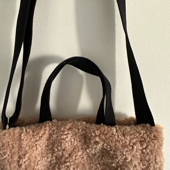NWT Levi’s Faux Fur Mini Icon Tote Bag Tan Crossbody Bag - Picture 5 of 10